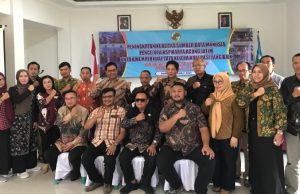 Undang-Undang P2SK Berlaku Efektif, Koperasi Wajib Beradaptasi Atau Bermasalah dengan Hukum Ketua Dekopinwil Jatim Bersama Peserta Peningkatan Kualitas Sumber daya Manusia Pengelola KSP Karya Agung Jatim Untuk memperkuat Tata Kelola Koperasi Yang Baik di Aula Kantor Pusat KSP Karya Agung Jatim, Jumat (18/9/2026).