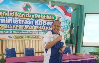 Pendidikan dan Pelatihan Administrasi Koperasi, Dekopinda Probolinggo Tekankan Pentingnya Koperasi bagi Kesejahteraan Anggota Ketua Dekopinda Kabupaten Probolinggo Saat Menjadi Pemateri Dalam Kegiatan Pendidikan dan Pelatihan Administrasi Bagi Anggota KPRI Jaya Sehat