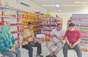 Ketua Bidang KDKMP Dekopinwil Jatim Dorong KDKMP Perkuat Gerai dan Perluas Kemitraan Kunjungan Ketua Bidang KDKMP Dekopinwil Jatim dan Ketua Dekopinda Nganjuk ke KDKMP.