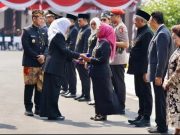 Sri Untari Bisowarno Terima Tanda Kehormatan Tertinggi Jatim, Teguhkan Komitmen Seumur Hidup untuk Koperasi Sri Untari saat menerima penghargaan Jer Basuki Mawa Beya lencana Emas pada hari jadi Provinsi Jatim ke-81