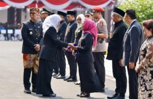 Sri Untari Bisowarno Terima Tanda Kehormatan Tertinggi Jatim, Teguhkan Komitmen Seumur Hidup untuk Koperasi Sri Untari saat menerima penghargaan Jer Basuki Mawa Beya lencana Emas pada hari jadi Provinsi Jatim ke-81